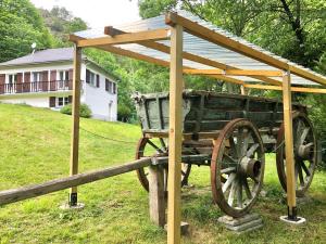 un carro de madera expuesto en un campo en Gavarent, en Gavarnie