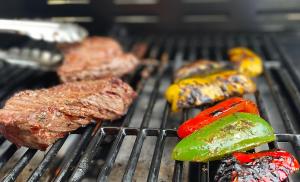 un steak et des poivrons sur un grill dans l'établissement Campanile Nogent-Sur-Marne, à Nogent-sur-Marne