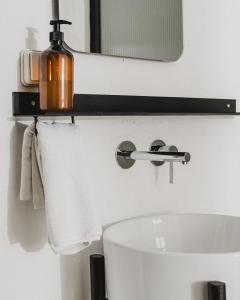 W łazience znajduje się umywalka i lustro. w obiekcie Chris&C Apartments w mieście Agia Galini