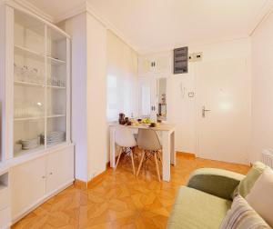 een keuken met een tafel en stoelen in een kamer bij 142A Apto 2 habitaciones Playa San Lorenzo in Gijón