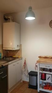 Kuchnia lub aneks kuchenny w obiekcie T2 aux portes du vieux Fréjus et 5 mn de la plage