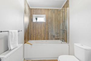 Vannituba majutusasutuses Rose Lodge, 21 Roadford Lake Lodges +16 fotot