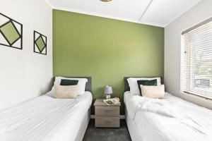 Voodi või voodid majutusasutuse Rose Lodge, 21 Roadford Lake Lodges toas