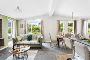 Istumisnurk majutusasutuses Rose Lodge, 21 Roadford Lake Lodges