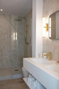 uma casa de banho com um lavatório e um chuveiro em Lou Cagnard em Saint-Tropez
