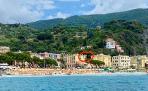 una playa con sombrillas y gente en el agua en Monterosso Rooms, en Monterosso al Mare