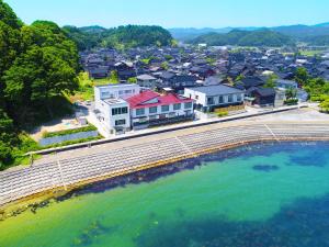 氷見市にある氷見の料理宿　民宿　城山の家屋と水の空の景色