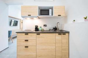 Kuchyň nebo kuchyňský kout v ubytování Astroom apartments