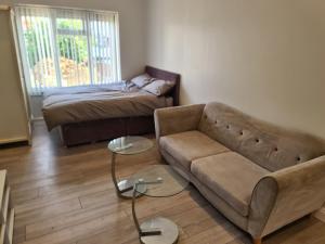 A seating area at Self contained studio flat in Luton -Close to luton airport - Luton Dunstable Hospital - Business contractors - Family - All welcome -Short or Long Stay