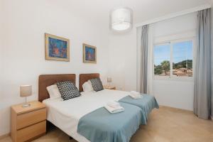 - une chambre avec 2 lits et une fenêtre dans l'établissement Holiday home with private garden in Elviria , La Mairena, à Ojén
