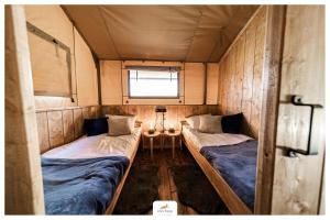 Liva Park Glamp客房内的一张或多张床位