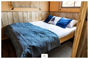 Liva Park Glamp客房内的一张或多张床位