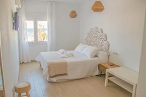 Un dormitorio blanco con una cama y una ventana. en H Rincón de Diego, en Mojácar