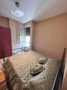- une chambre avec un lit dans l'établissement Seaview Apartment, Durres Beach, à Durrës