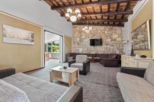 TV a/nebo společenská místnost v ubytování Minerva Hotel