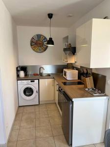 Kuchyň nebo kuchyňský kout v ubytování Appartement vue mer imprenable.