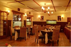 The White Rhino Hotel餐厅或其他用餐的地方