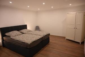 una camera con letto e armadietto bianco di Paula's Auszeit a Weiersbach