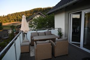 una terraza con mesa, sillas y sombrilla en Paula's Auszeit, en Weiersbach