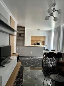 ポモリエにあるBotabara Del Mar Apartmentsのリビングルーム(テーブル付)、キッチン