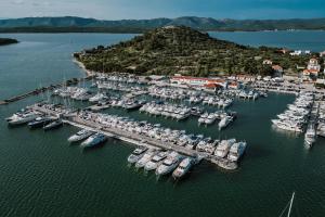 una vista aérea de un puerto deportivo con barcos en el agua en Hotel Stomorin-Marina Hramina, en Murter