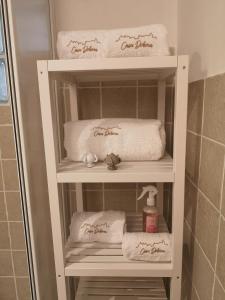 - un porte-serviettes dans la salle de bains dans l'établissement Casa Debora, à Ostuni