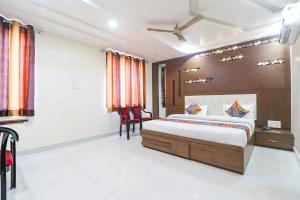 FabHotel Nandgiri Palace Near Gwalior Junction Railway Station 객실 침대