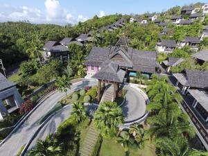 una vista aérea de un complejo con piscina en Bhundhari Residence Koh Samui, en Chaweng