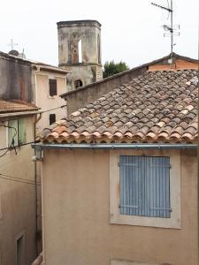 - une vue sur un bâtiment doté d'une tour d'horloge dans l'établissement Le Petit Rochereau, à LʼIsle-sur-la-Sorgue