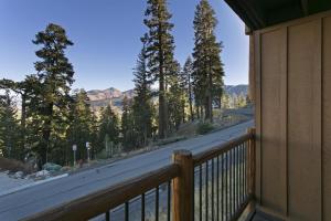 einen Balkon eines Hauses mit Blick auf eine Straße in der Unterkunft Timber Ridge Resort by 101 Great Escapes in Mammoth Lakes