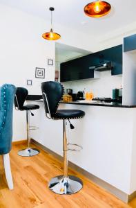Köök või kööginurk majutusasutuses Armonia 2 Bdrm Apt/Gym/Poolview/Wi-Fi/Netflix