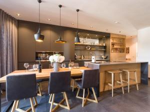 キルヒベルク・イン・チロルにあるMountain Chalet Kirchberg by Apartment Managersのキッチン(大きな木製テーブル、椅子付)