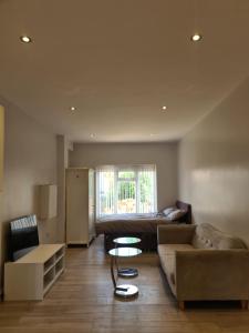Posezení v ubytování Self contained studio flat in Luton -Close to luton airport - Luton Dunstable Hospital - Business contractors - Family - All welcome -Short or Long Stay