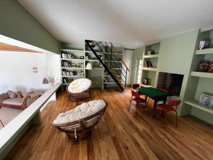 - un salon avec un escalier, une table et des chaises dans l'établissement Domaine de Matourne, à Flayosc