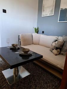 un soggiorno con divano e tavolo di Apartment Carrington a Dubrovnik