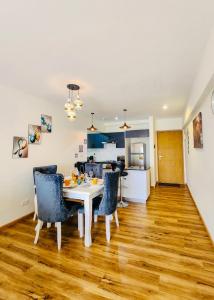 Köök või kööginurk majutusasutuses Armonia 2 Bdrm Apt/Gym/Poolview/Wi-Fi/Netflix