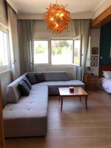 ein Wohnzimmer mit einem Sofa und einem Tisch in der Unterkunft Villa Casa Chrissy in Plagiárion