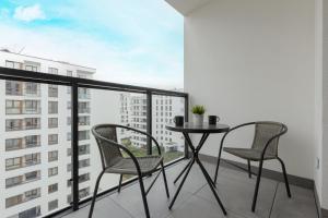 Balkón alebo terasa v ubytovaní Pozytywny Mokotów Apartment with Balcony Warsaw by Noclegi Renters + 29 fotografií