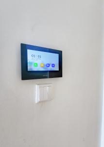 Televiisor ja/või meelelahutuskeskus majutusasutuses Armonia 2 Bdrm Apt/Gym/Poolview/Wi-Fi/Netflix