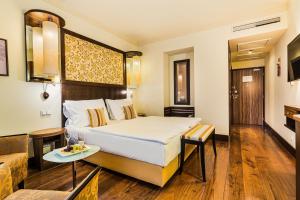 um quarto de hotel com uma cama e um sofá em Hotel Savannah em Chvalovice