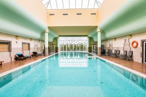 uma grande piscina num edifício com tecto em Hotel Savannah em Chvalovice