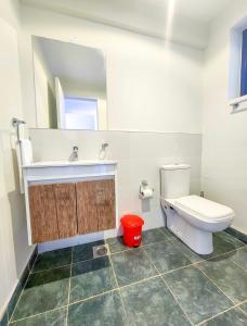 Vannituba majutusasutuses Armonia 2 Bdrm Apt/Gym/Poolview/Wi-Fi/Netflix