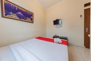 Letto o letti in una camera di RedDoorz Syariah at Sudirman Street Garut