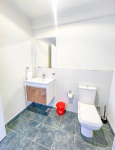 Vannituba majutusasutuses Armonia 2 Bdrm Apt/Gym/Poolview/Wi-Fi/Netflix