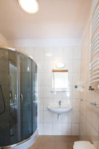a bathroom with a shower and a sink at Nad brzegiem Bałtyku in Sarbinowo