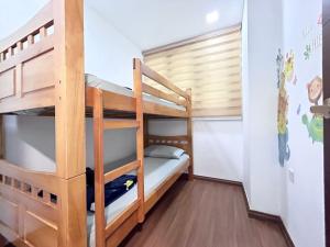 Zimmer mit Etagenbett und 2 Etagenbetten in der Unterkunft Jeff and Ricky Homestay 58@Vivacity Megamall in Kampong Tabuan