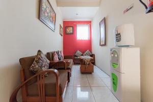 Area soggiorno di RedDoorz Syariah at Sudirman Street Garut