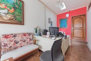 Area soggiorno di RedDoorz Syariah at Sudirman Street Garut