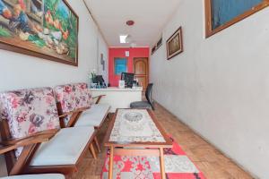 Area soggiorno di RedDoorz Syariah at Sudirman Street Garut