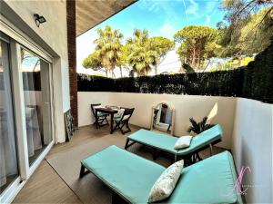 a patio with two blue benches and a table at Arena Castelldefels in Castelldefels